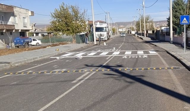 Binatlı köyünde okul yoluna hız kesici, uyarı yazıları ve trafik levhaları yerleştirildi