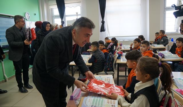 Üniversiteli Gençlerden 16 Mayıs İlkokulu’na Anlamlı Hediye