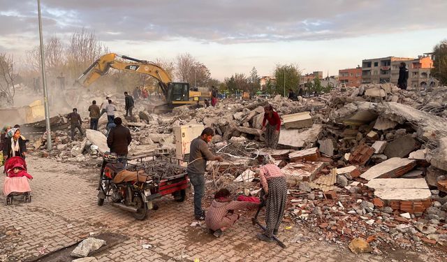 Ekmek Parası İçin Tehlikeye Aldırmadan Demir Topladılar