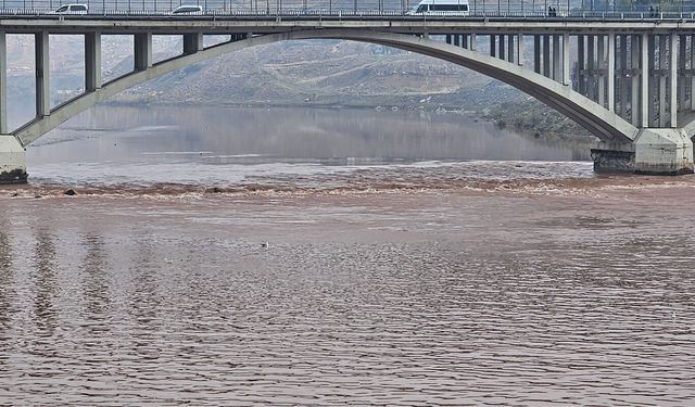 Şırnak Cizre’de Dicle Nehri kızıla boyandı: İlçeye su verilmeyecek