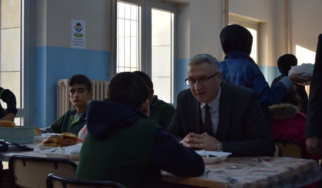 Müdür Ciğer Hasankeyf’te Öğrencilerle Kahvaltıda Buluştu