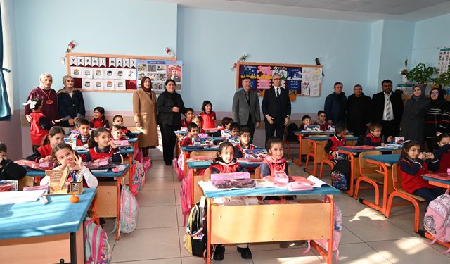 Diktikleri Kıyafetleri, Minik Öğrencilere Hediye Ettiler