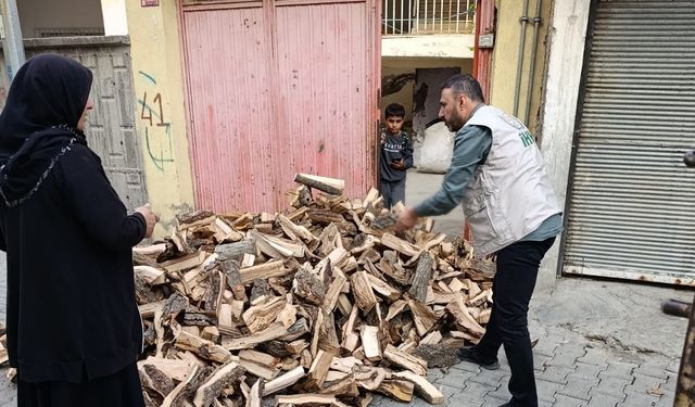 İHH’dan İhtiyaç Sahibi Ailelere 20 Ton Odun Desteği