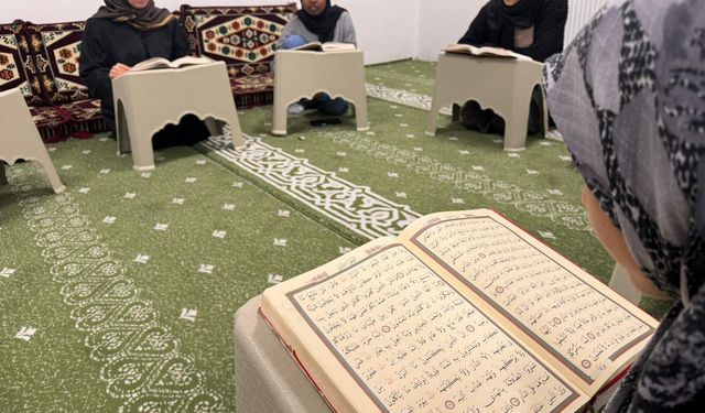 Kız Yurdunda Öğrenciler Kur’an Öğreniyor
