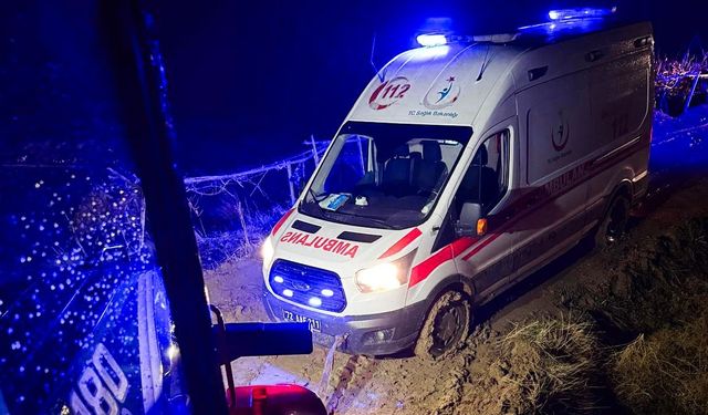 Çamura Saplanan Ambulansı Ekipler Zamanla Yarışarak Kurtardı