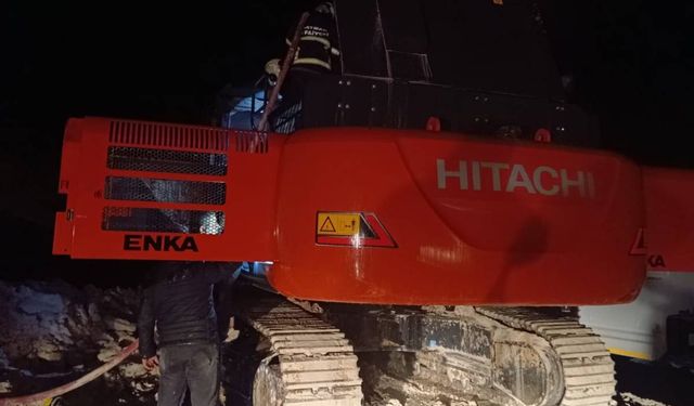 Alevler İş Makinesini Sardı