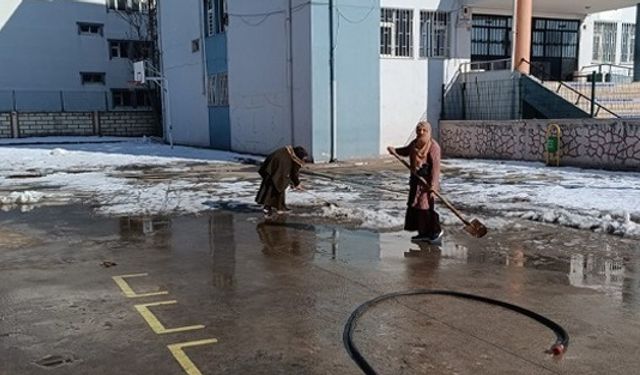 Batman’da 250 Okulda Kar ve Buz Temizliği