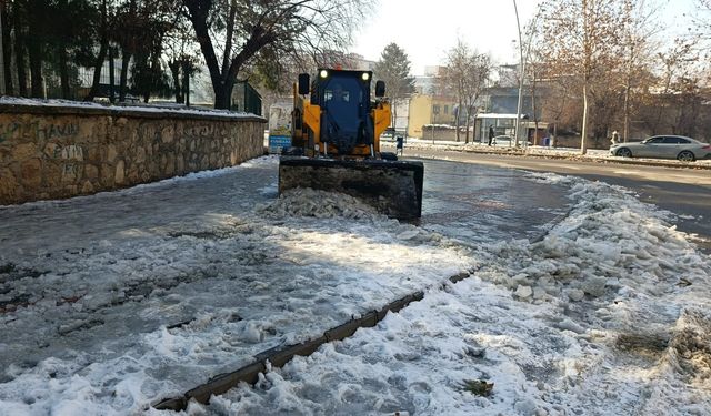 Batman’da kaldırımlar Bobcat ile temizlendi