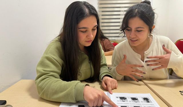 Batman’da Öğrenciler İşaret Diliyle Engelleri Aşıyor