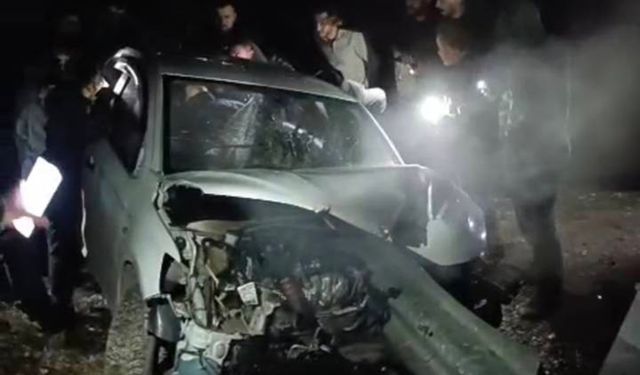 Beşiri Yolunda Can Pazarı: Otomobil Bariyerlere Saplandı