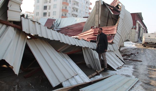 Çatılar Çöktü, Tonlarca Hububat Zarar Gördü
