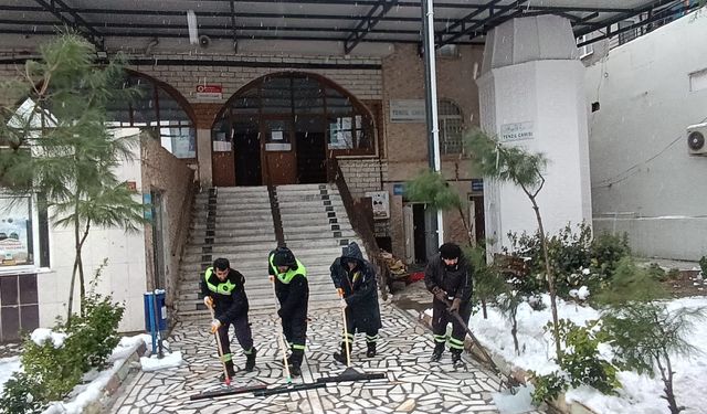 İbadethane Çevreleri Kardan Arındırıldı