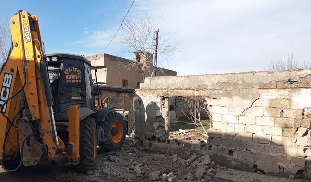 Metruk bina yıkımı devam ediyor