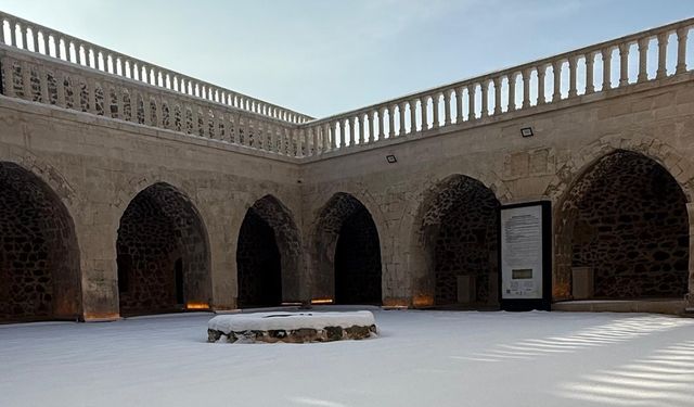 Mor Kuryakos Manastırı Kar Altında Büyüleyici Bir Görünüm Kazandı