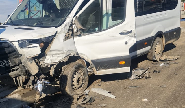 Tır ile minibüs çarpıştı: 6 yaralı