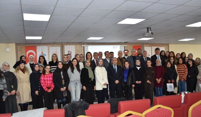 Yeni Atanan Öğretmenler Çiçeklerle Karşılandı