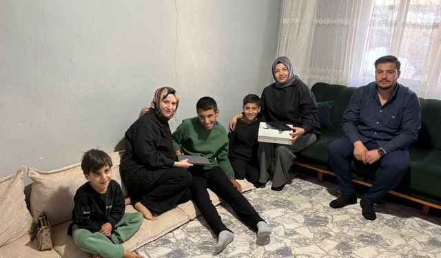 Abdulkadir’e Tablet Hediyesi