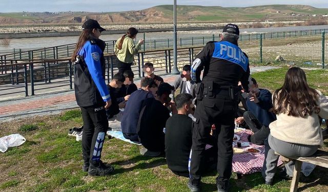 Batman’da Çay Kenarında Kritik Uyarı: Polis Tek Tek Bilgilendirdi