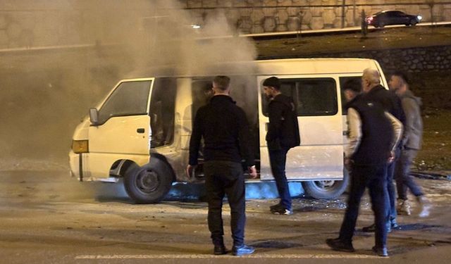 Batman'da seyir halindeki ticari araç yandı