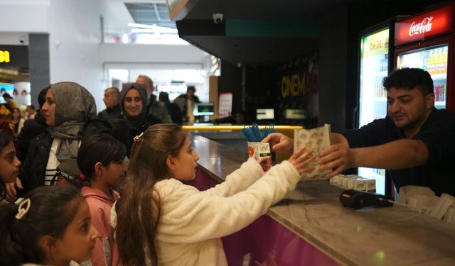 Çölyaklı Çocuklara Sinema Sürprizi