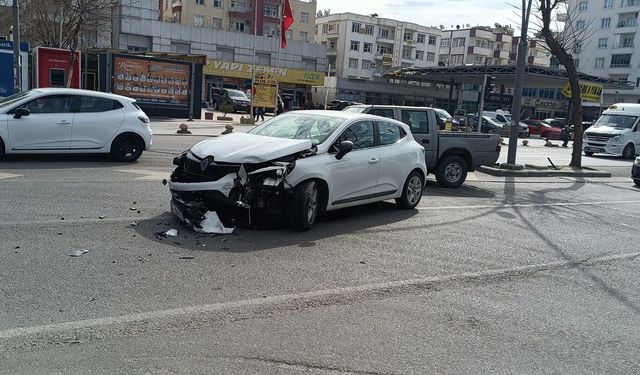 Emniyet Kavşağı’nda Kaza: İki Otomobil Çarpıştı