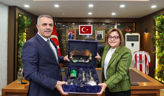 Fatma Şahin’den AK Parti İl Başkanlığı’na Ziyaret