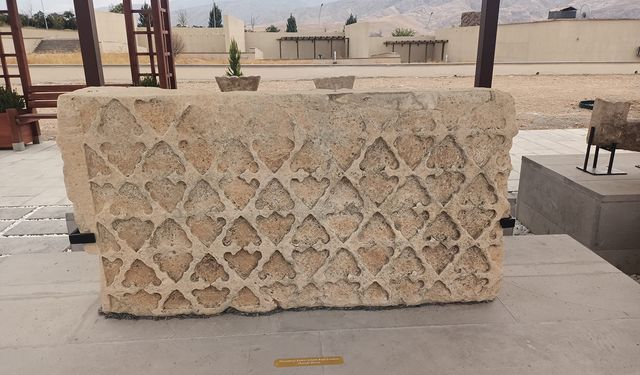 Hasankeyf Müzesi bahçesinde taş eserler ziyaretçilerini bekliyor
