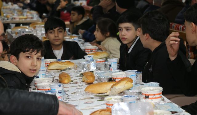 Minik Kalplerden İlk İftar Sevinci