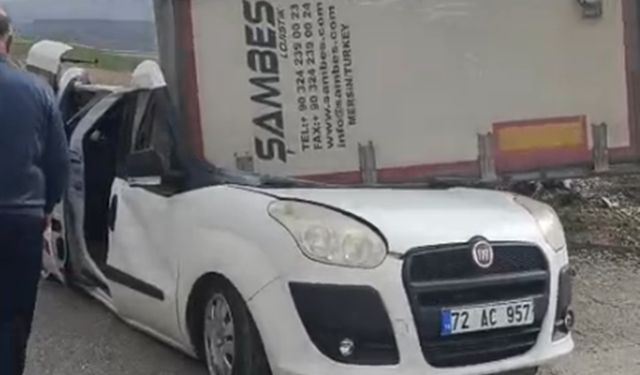 Tırın Dorsesi Radar Aracının Üzerine Devrildi