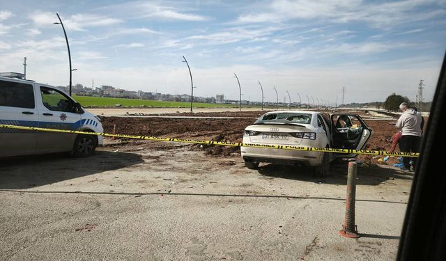 Alkol alıp kaza yaptılar, yetmedi aracı kurşunladılar