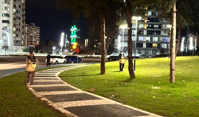 224 PARKTA GÜBRELEME ÇALIŞMASI DEVAM EDİYOR