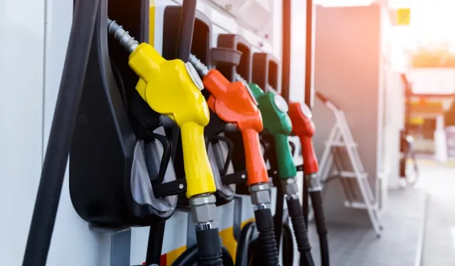 Gece yarısı şok! Motorine dev zam geliyor: Tabelalar değişiyor, fiyatlar uçacak