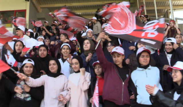 Batman’da 24 Okuldan Öğrenciler Petrolspor Maçında Buluştu