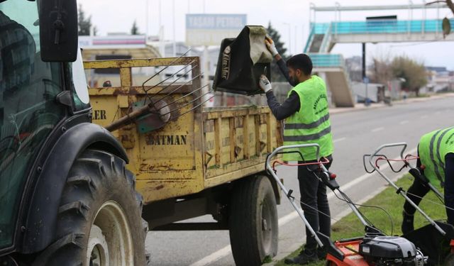 Batman’da 30 Kişilik Ekip Sahada, Parklar Baştan Aşağı Yenileniyor