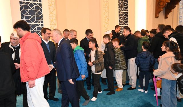 Batman’da Bayram Coşkusu: Nasıroğlu Vatandaşlarla Bayramlaştı