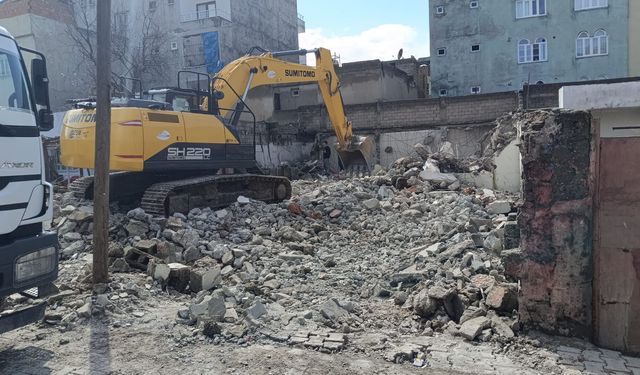 Batman’da Metruk Yapılar Tek Tek Yıkılıyor: Kent Daha Güvenli Hale mi Geliyor?