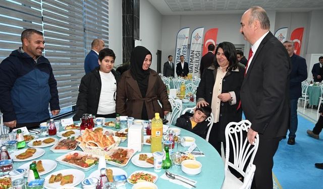 Batman’da Protokol Aynı Sofrada