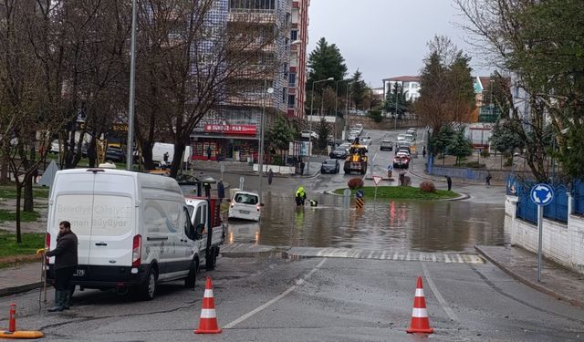 Batman’da Sokaklar Göle Döndü, Araçlar ve İş Yerleri Sular Altında!