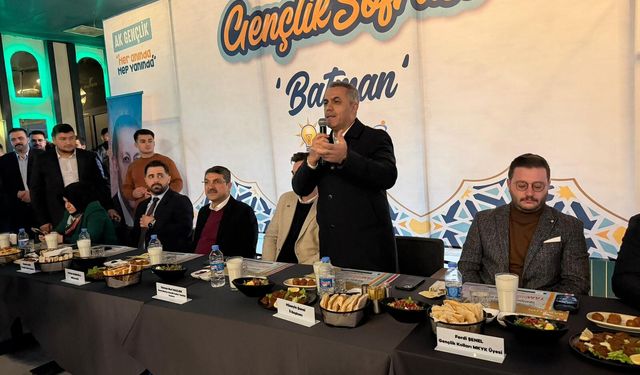 “Bu Gençlik Liderinin Yanında”