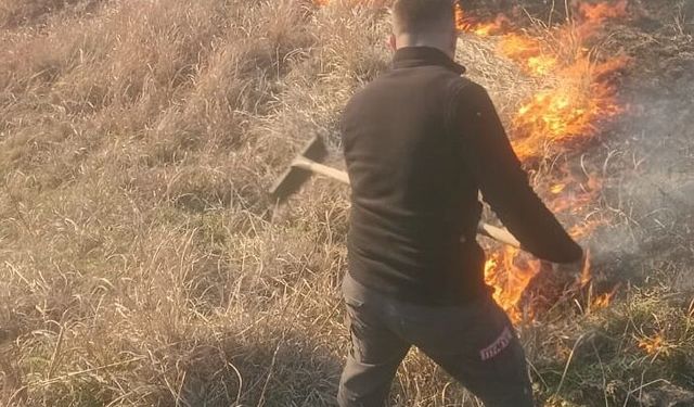 Düvecik Köyü’nde Anız Yangınına Elle Müdahale