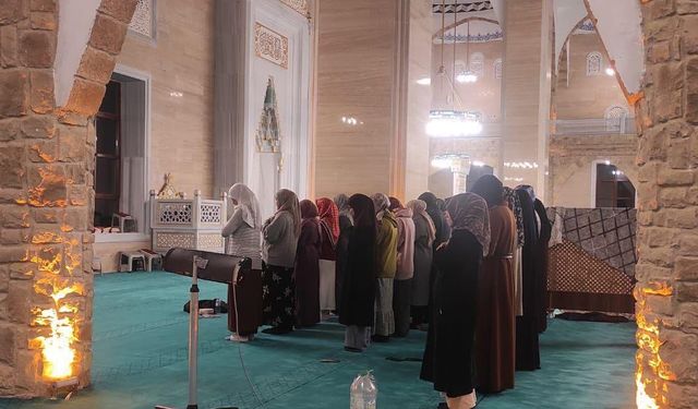 Genç yürekler teravihte buluştu