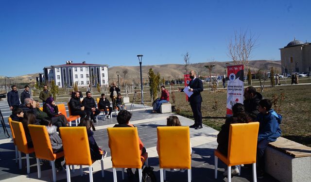 Gençler Sınavda Ter Dökerken Veliler Yapay Zeksa Dinledi