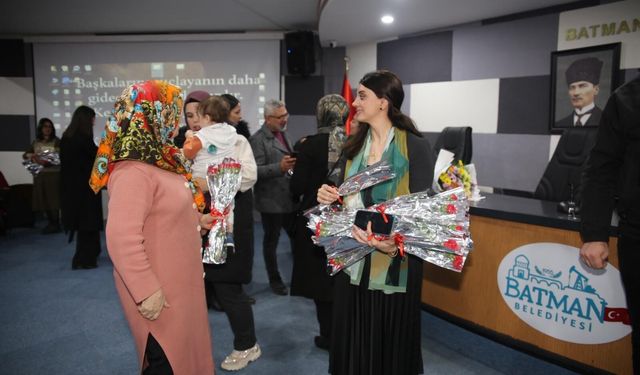 Kadınlara 8 Mart Dolayısıyla Karanfil Dağıtıldı