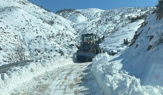 Kozluk’ta Köy Yollarını Açmak İçin Seferber Oldular
