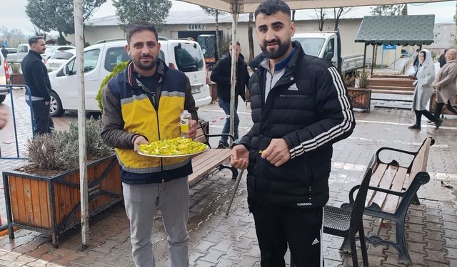 Mezarlıklarda Bayram Ziyaretçilerine Şeker Ve Kolonya İkramı