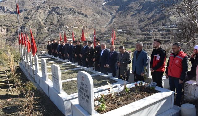 Şehitlikte Yürekleri Burkan Ziyaret