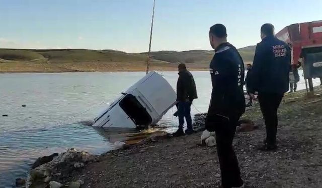 Sulara Gömülen Araç Mıknatıs Operasyonuyla Kurtarıldı