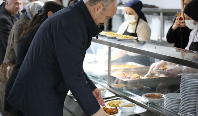 Vali Canalp Üniversiteli Gençlerle Aynı Sofrada