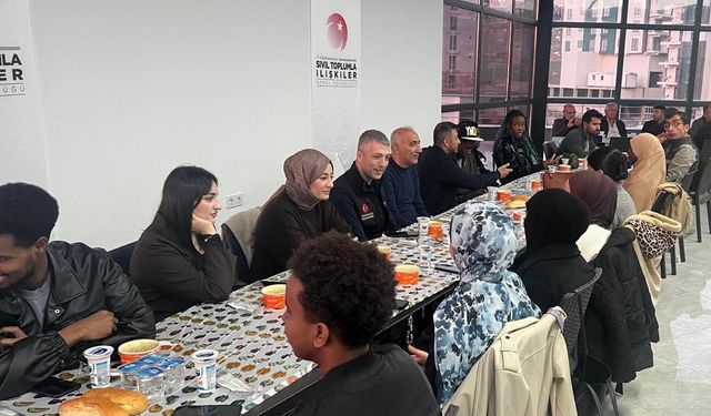 Dünyanın Dört Bir Yanından Gelen Öğrenciler Aynı İftar Sofrasında Buluştu