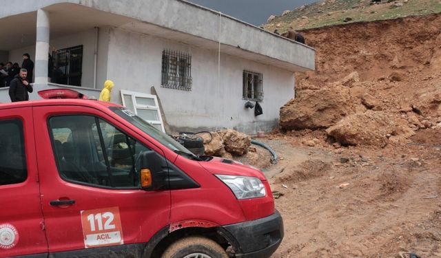 Yamaçtan kopan dev kaya bir evin üzerine düştü